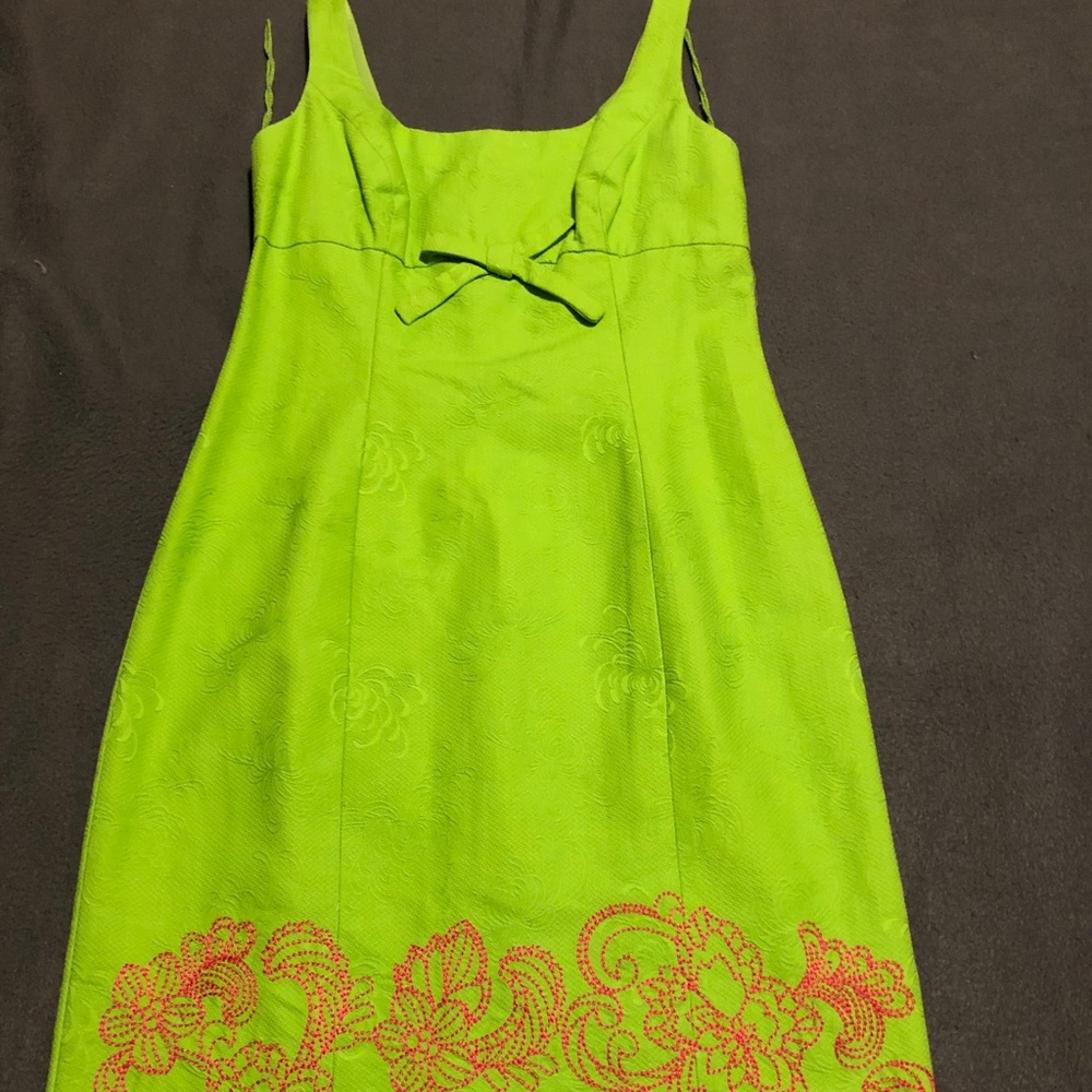 Ready for Spring and Summer! 
Beautiful green dress w/ fuchsia detail.